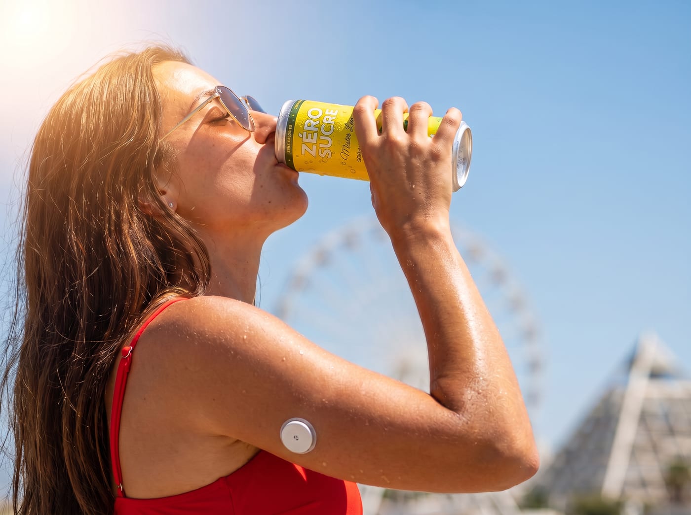 Une femme boit une canette Mister Lemon en plein soleil