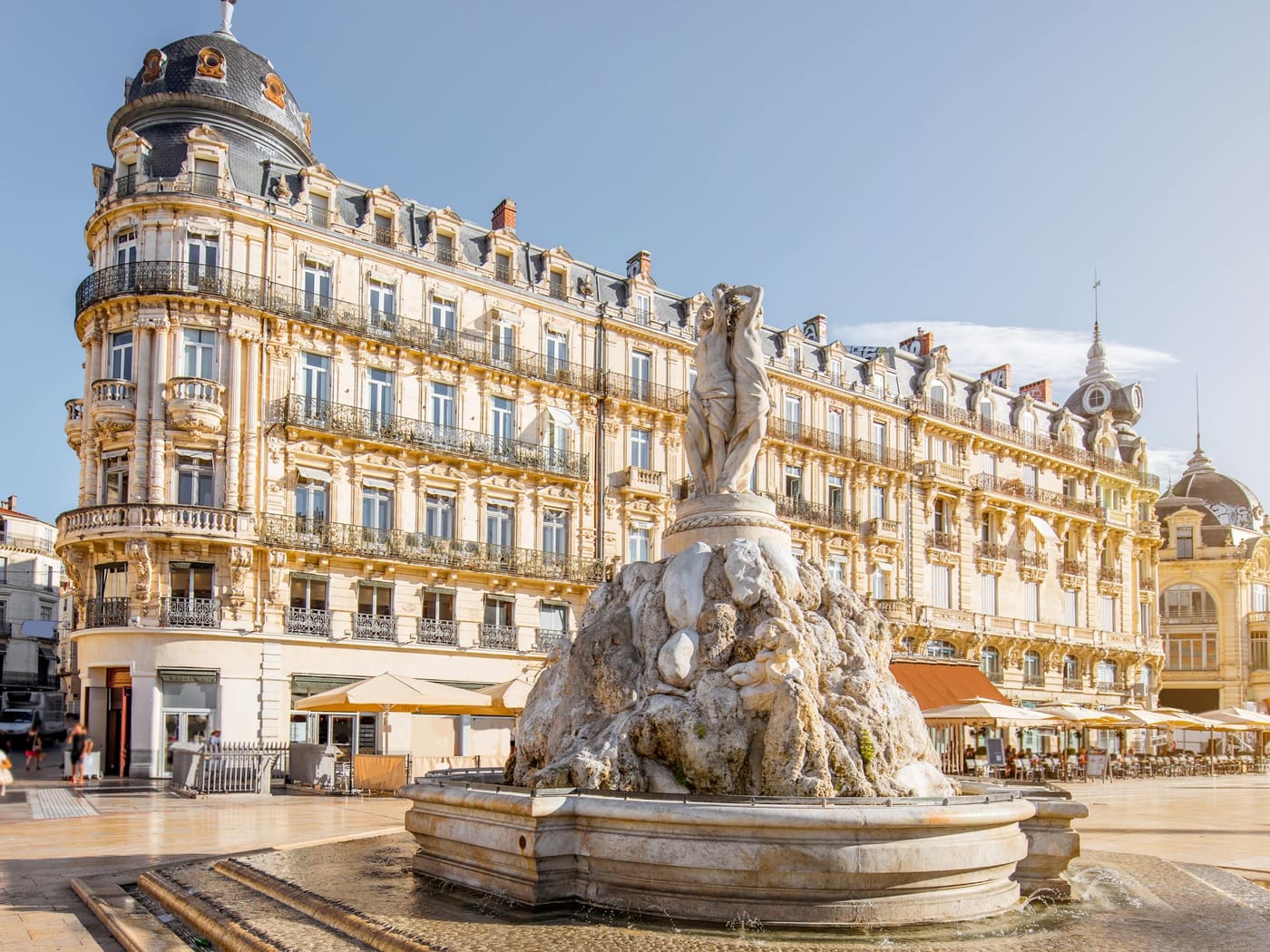 La place de la Comédie à Montpellier, au soleil de fin de journée